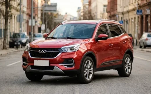 Красный Chery Tiggo 4 Pro на парковке торгового центра в Москве
