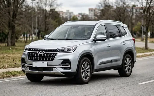 Синий Chery Tiggo 7 Pro на парковке торгового центра в Москве