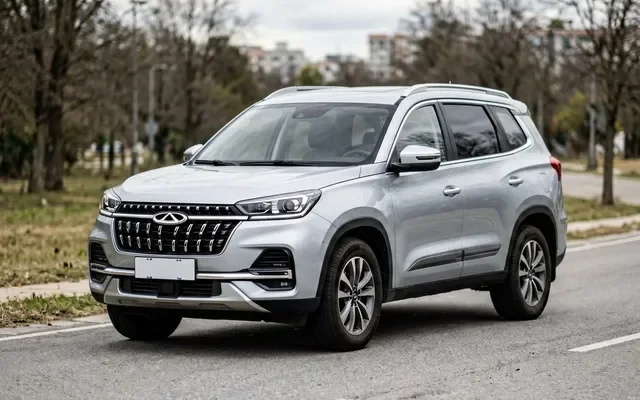 Белый Jaecoo J7 и серый Chery Tiggo 7 Pro стоят рядом на парковке