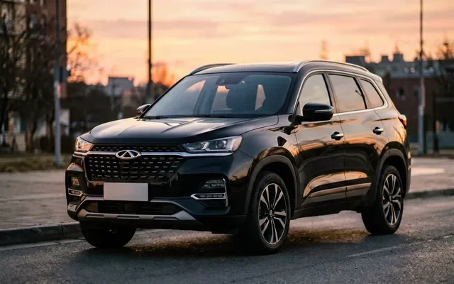 Красный Chery Tiggo 8 Pro на парковке торгового центра в Москве