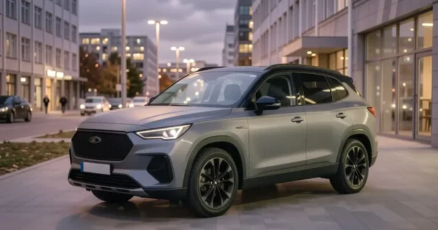 Exeed RX синего цвета и Haval Dargo оранжевого цвета стоят рядом