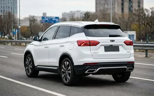 Синий Geely Atlas в профиль на фоне заправки под Тверью