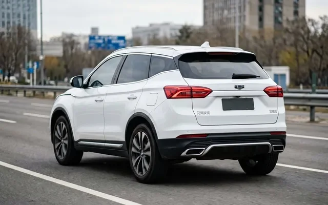 Синий Geely Atlas в профиль на фоне заправки под Тверью