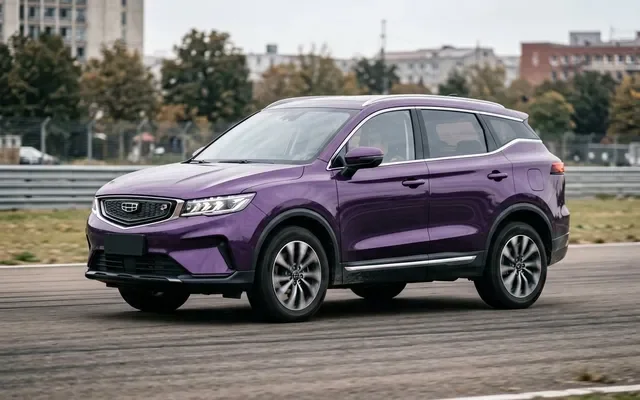 Geely Coolray 2026 года в фиолетовом цвете на фоне тестовой трассы
