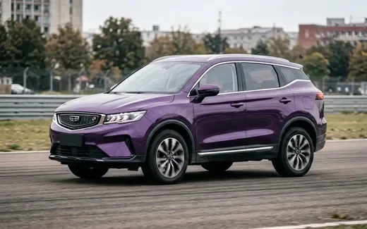 Geely Coolray 2026 года в фиолетовом цвете на фоне тестовой трассы