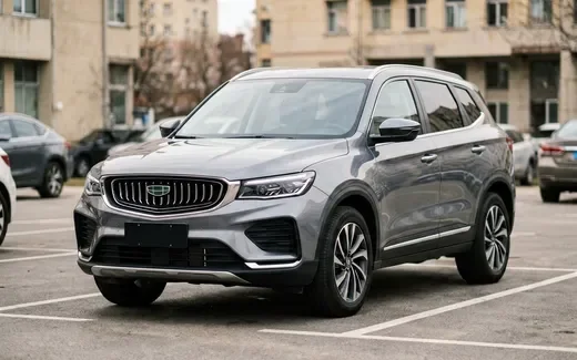 Черный Geely Monjaro на фоне заправки в Подмосковье, вид спереди три четверти