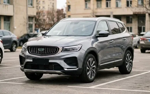 Черный Geely Monjaro на фоне заправки в Подмосковье, вид спереди три четверти