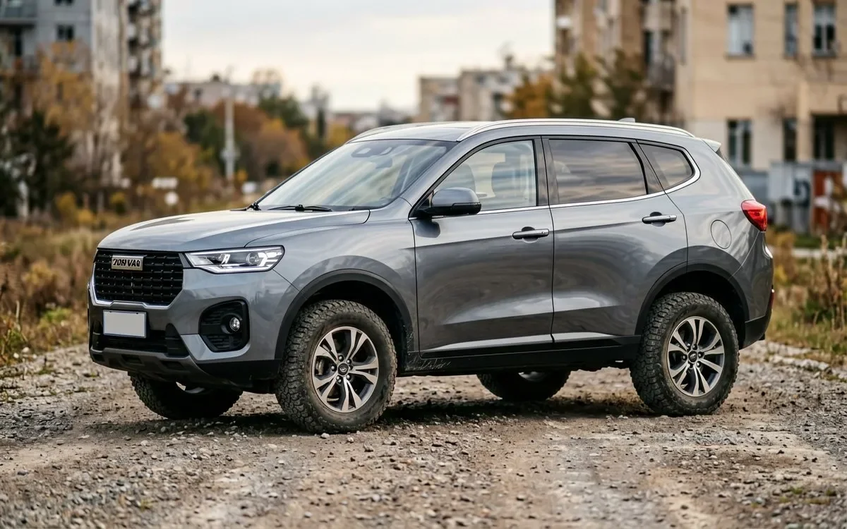 Белый Geely Atlas едет по загородному шоссе в сумерках