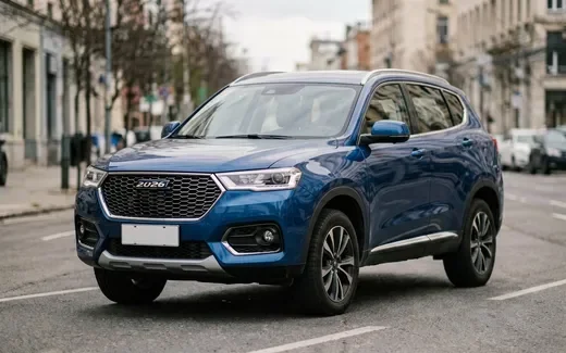 Красный Haval F7 в профиль на фоне заснеженного подмосковного леса