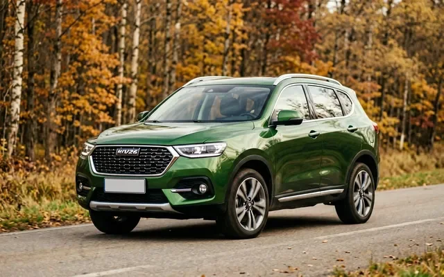 Haval Jolion 2026 года в зелёном цвете на загородной дороге