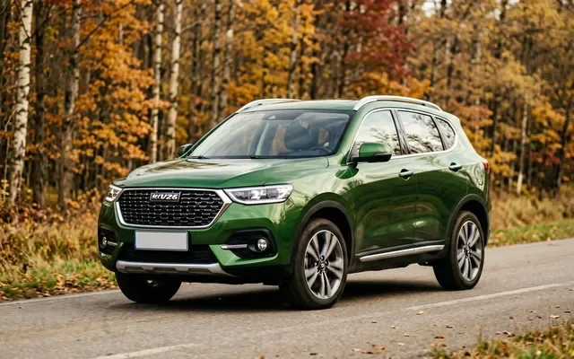 Haval Jolion 2026 года в зелёном цвете на загородной дороге