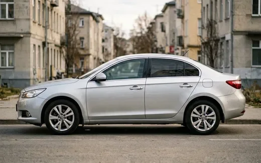 Белый Hyundai Solaris HCr в три четверти на фоне парковки гипермаркета