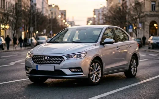 Белый седан Lada Aura на фоне заправки в Подмосковье, вид спереди три четверти
