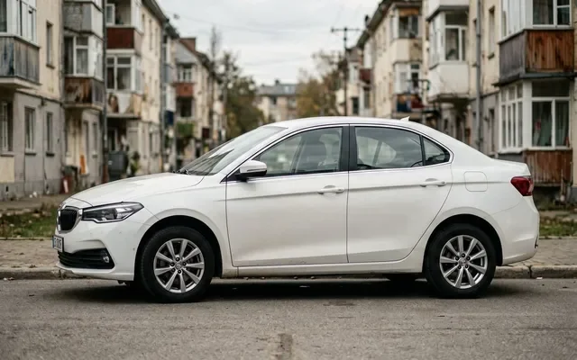 Красная Lada Iskra седан на парковке у торгового центра
