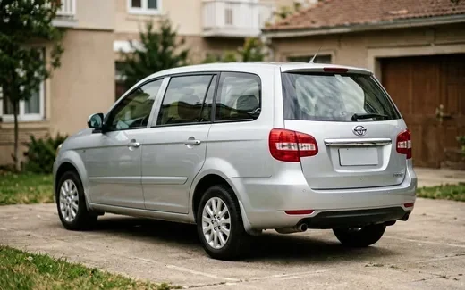 Белый Lada Largus wagon на фоне заправки в Подмосковье