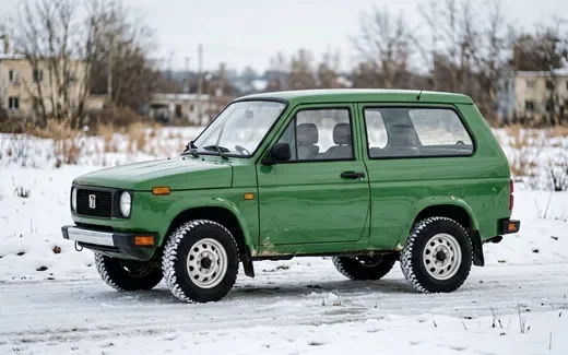 Трехдверная Lada Niva Legend цвета «Кварц» на фоне заснеженного леса