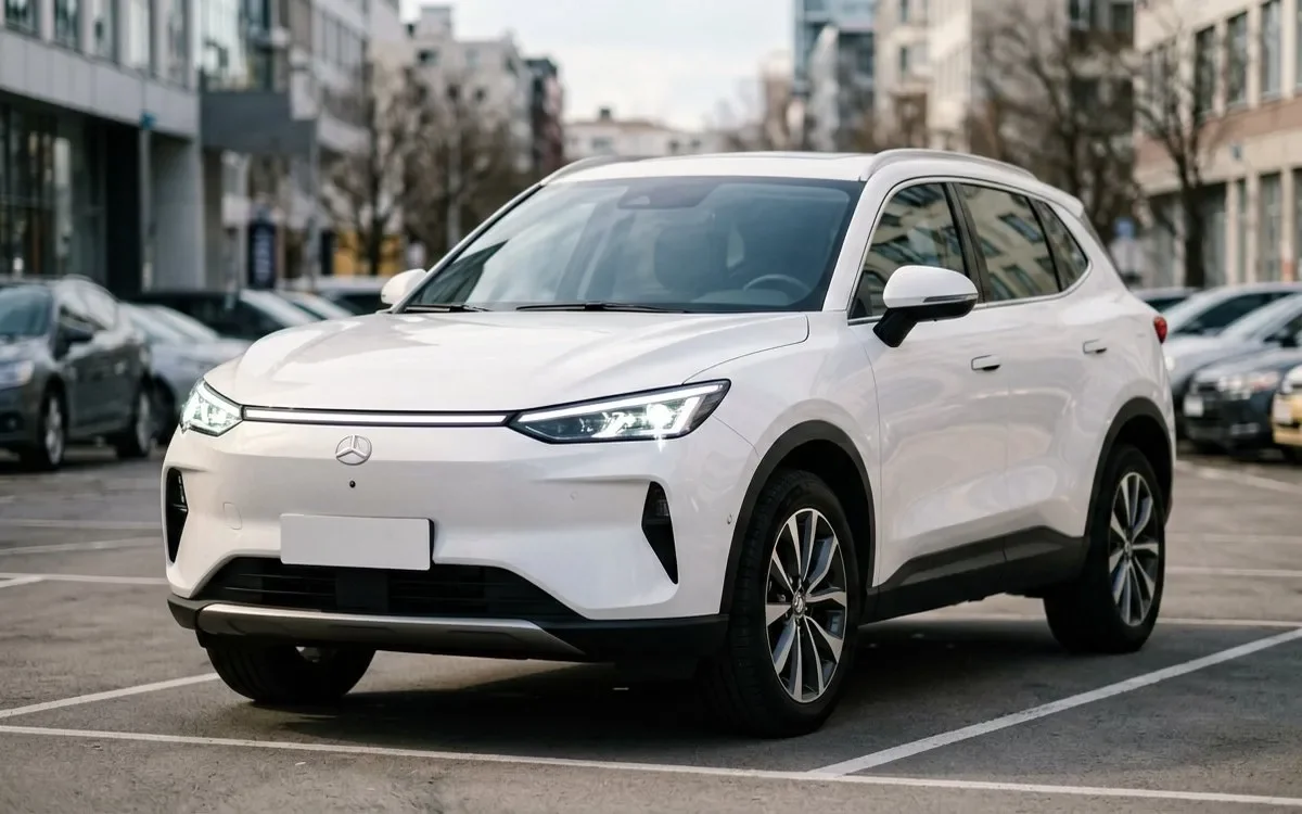 Красная Omoda C5 на фоне заправки в Подмосковье, вид спереди три четверти