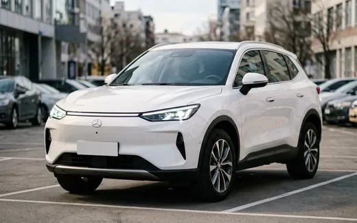 Красная Omoda C5 на фоне заправки в Подмосковье, вид спереди три четверти